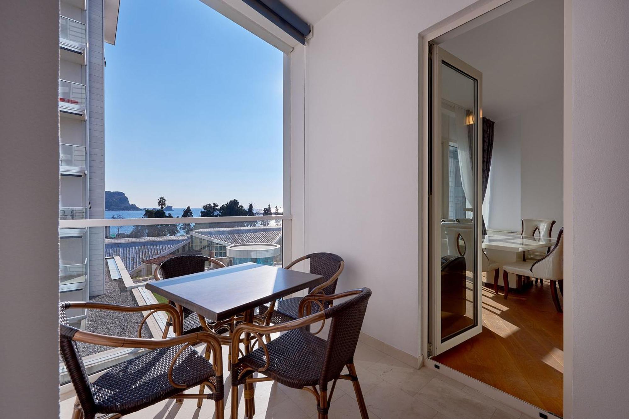 Relax On The First Line In Apartament Budva